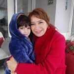 Demet Akbağ Instagram – Sinema dünyamızın yıldızı, tiyatromuzun ustası @demetakbag ile aynı dizide rol almaktan, onun muhteşem oyunculuğu ve yönlendirmesiyle kendime yeni şeyler katıyor olmaktan inanılmaz mutlu ve gururluyum. 🙏🏻♥️ #sandikkokusu #set #demetakbağ