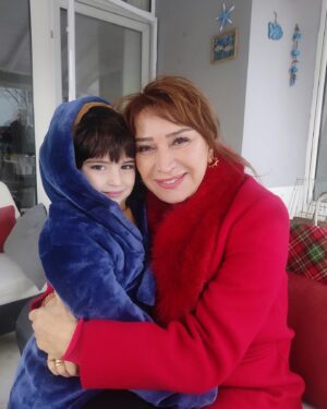 Demet Akbağ Instagram - Sinema dünyamızın yıldızı, tiyatromuzun ustası @demetakbag ile aynı dizide rol almaktan, onun muhteşem oyunculuğu ve yönlendirmesiyle kendime yeni şeyler katıyor olmaktan inanılmaz mutlu ve gururluyum. 🙏🏻♥️ #sandikkokusu #set #demetakbağ