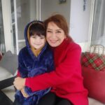 Demet Akbağ Instagram – Sinema dünyamızın yıldızı, tiyatromuzun ustası @demetakbag ile aynı dizide rol almaktan, onun muhteşem oyunculuğu ve yönlendirmesiyle kendime yeni şeyler katıyor olmaktan inanılmaz mutlu ve gururluyum. 🙏🏻♥️ #sandikkokusu #set #demetakbağ