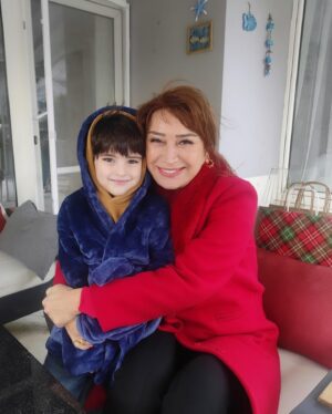 Demet Akbağ Instagram - Sinema dünyamızın yıldızı, tiyatromuzun ustası @demetakbag ile aynı dizide rol almaktan, onun muhteşem oyunculuğu ve yönlendirmesiyle kendime yeni şeyler katıyor olmaktan inanılmaz mutlu ve gururluyum. 🙏🏻♥️ #sandikkokusu #set #demetakbağ