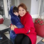Demet Akbağ Instagram – Sinema dünyamızın yıldızı, tiyatromuzun ustası @demetakbag ile aynı dizide rol almaktan, onun muhteşem oyunculuğu ve yönlendirmesiyle kendime yeni şeyler katıyor olmaktan inanılmaz mutlu ve gururluyum. 🙏🏻♥️ #sandikkokusu #set #demetakbağ
