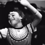 Demet Akbağ Instagram - Siyah-beyaz çocukluğumun en renkli günlerinden belli ki, muhtemelen bir aile toplantısı , dual pikap devrede ama müziği tahmin etmem zor. Elbisemin renkleri ise çok net hafızamda , şimdi #tbt diyip kısaltıyoruz ama o zamanlar hiç bitmiyecekmiş gibiydi o perşembeler , cumalar hele cumartesiler🖤🖤 @sedefiybar @benankonaksafranbolu