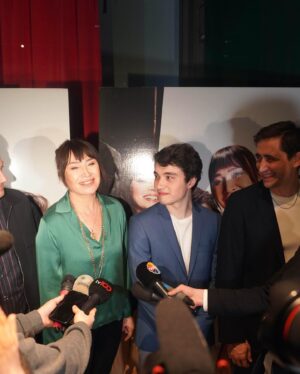 Demet Akbağ Instagram - ‘Aydınlıkevler’ galasına katılarak  bana unulmaz bir gece yaşatan  tüm dostlarıma, ustalarıma, genç oyuncu arkadaşlarıma çok teşekkür ederim.  Tiyatro sahneme ve seyircime kavuşmanın mutluluğunu yaşıyorum . 🙏🙏🎭🎭 @aydinlikevlerresmi @bkmonline @maximumuniq @yilmaz.erdogan @serdarbilis @nisanceren @bademcisalih @burakdakak__ @sinemunsal @nazguvn @denizsaip @kkiraztosun @sevdatta @alkayacaner @nbtolgayz @barkinsarp @busrafiridin @emrahaltintoprak @sabritulugtirpanofficial @aysegulaalev @ppriletisim