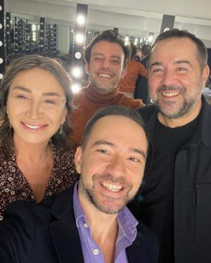 Demet Akbağ Instagram - ‘Aydınlıkevler’ galasına katılarak  bana unulmaz bir gece yaşatan  tüm dostlarıma, ustalarıma, genç oyuncu arkadaşlarıma çok teşekkür ederim.  Tiyatro sahneme ve seyircime kavuşmanın mutluluğunu yaşıyorum . 🙏🙏🎭🎭 @aydinlikevlerresmi @bkmonline @maximumuniq @yilmaz.erdogan @serdarbilis @nisanceren @bademcisalih @burakdakak__ @sinemunsal @nazguvn @denizsaip @kkiraztosun @sevdatta @alkayacaner @nbtolgayz @barkinsarp @busrafiridin @emrahaltintoprak @sabritulugtirpanofficial @aysegulaalev @ppriletisim