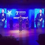 Demet Akbağ Instagram – Yeditepe Dilek Gönüllüleri’nin düzenlediği törende “Yaşam Boyu Onur Ödülü” alıyor olmaktan mutluluk duydum. İyi kalpli bu genclere bana vermis oldukları bu ödül ve yaptıkları islerle bir cok kalbe dokundukları icin cok tesekkur ederim. 
#yeditepedilekgönüllüleri 
#YeditepeÜniversitesi