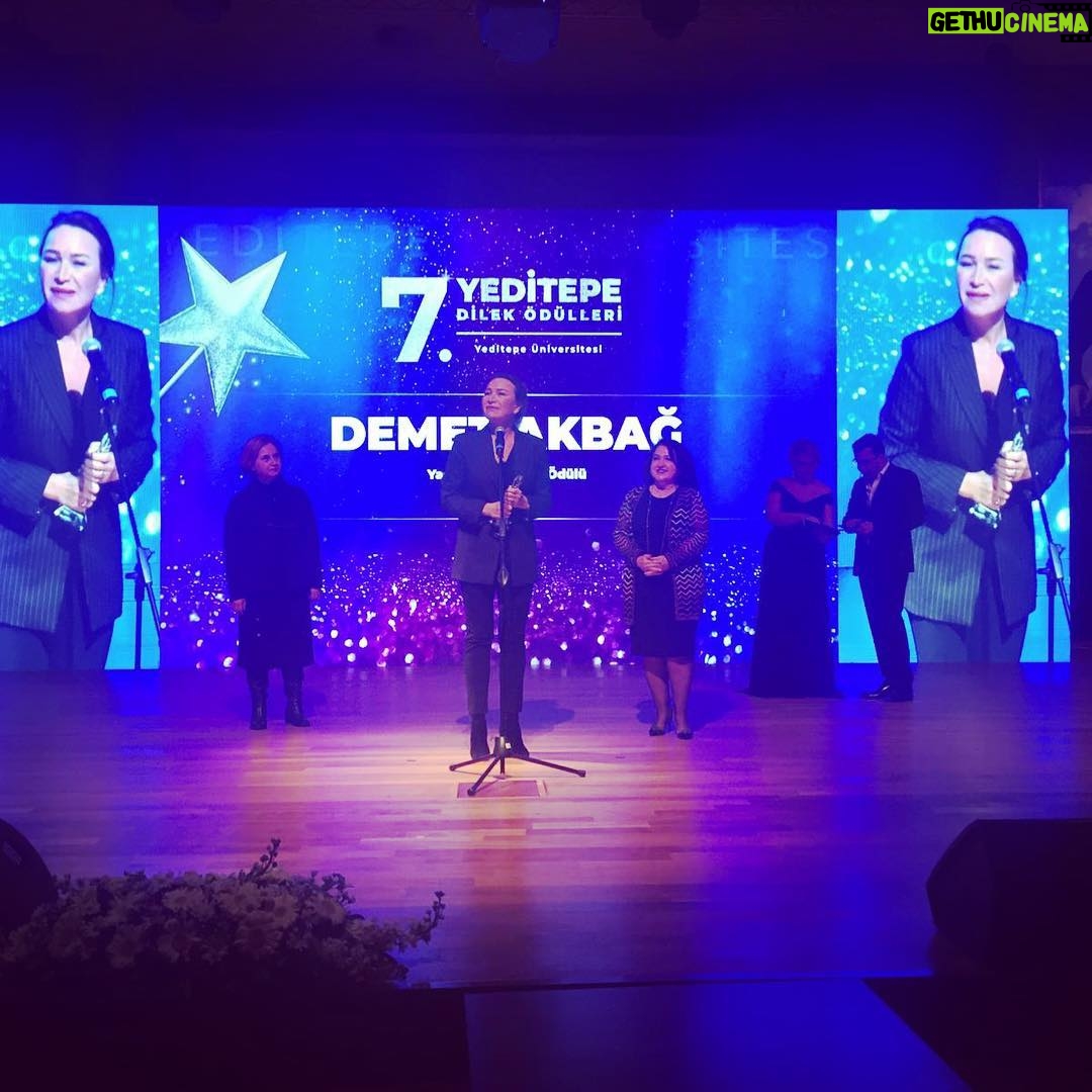 Demet Akbağ Instagram - Yeditepe Dilek Gönüllüleri'nin düzenlediği törende "Yaşam Boyu Onur Ödülü" alıyor olmaktan mutluluk duydum. İyi kalpli bu genclere bana vermis oldukları bu ödül ve yaptıkları islerle bir cok kalbe dokundukları icin cok tesekkur ederim. #yeditepedilekgönüllüleri #YeditepeÜniversitesi