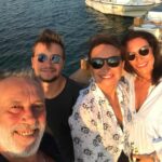 Demet Akbağ Instagram – Nihayet biraradayız. Yine de iki eksikle @ulkergurun @mcelikin 😌 @sedefiybar @zafercika  @alicika11 🌺 #balikciniyazi #alacati