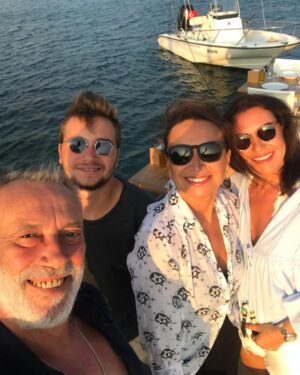 Demet Akbağ Instagram - Nihayet biraradayız. Yine de iki eksikle @ulkergurun @mcelikin 😌 @sedefiybar @zafercika  @alicika11 🌺 #balikciniyazi #alacati