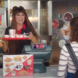 Demet Akbağ Instagram - Karşınızda “Şükran lezzet avında”😉😋😝@kfcturkiye #kfc @hann @kfc @mustafakotan @suzankardes @ppriletisim