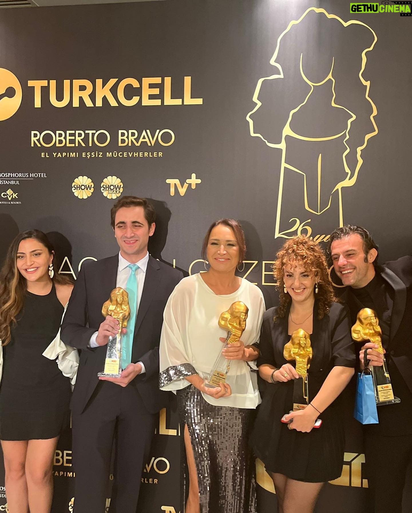Demet Akbağ Instagram - #altınobjektifödülleri. ne güzel bir geceydi... @aydinlikevlerresmi @bkmonline @bademcisalih @sevdatta @kkiraztosun @barkinsarp @gunesomerr @nbtolgayz @denizsaip @nazguvn @sedefiybar @dilaykant @asliozgen @alisaygel @ppriletisim