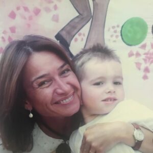 Demet Akbağ Instagram - #tbt 2005 pinokyo ana okulu yıl sonu gösterisi , şimdi delikanlı ama benim burnumda hala bebek kokusu var😇👶👩‍👦❤️