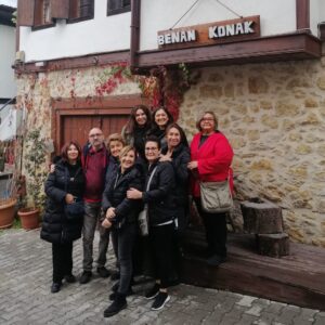 Demet Akbağ Instagram - İşte benim ailem ❤️ #safranbolu tatlı hikayelerde  annemi anıyoruz😊 @benankonaksafranbolu Konak da odalarımızı paylaştık sohbete koyulduk❤️ Sonbaharda gezilip gorulecek en güzel bolge ❤️ @sedefiybar ❤️ @gonulozgur43  @kezbanozgurbektas @munevver_sengull @dilekiybarkant