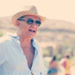 Demet Akbağ Instagram - Birlikte oynadığımız son filmimizde, beni görüp seslendiğin sahneden bu fotoğraf. Ne çok anı, ne çok kahkahamız var paylaştığımız. Onlar hiç unutulmayacak, tek tesellimiz bu şimdi... Huzurla uyu sevgili arkadaşım, ustam, canm Tarık Ünlüoğlu...