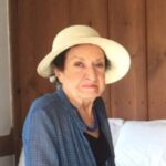Demet Akbağ Instagram - 8 mart bizim ailemizde annemin doğum günü olarak kutlanırdı. Dünyada tüm kadınlar için . Keşke hak arama mücadelesini verirken hayatlarını kaybetmeseymiş amerikalı işçi kadınlar da , biz hep annemin doğum gününü kutlasaymışız . 2 yıl oldu seni uğurlayalı canım annem .senin doğum günün Ve tüm kadınların , Dünya Kadınlar günü kutlu olsun. #8martdünyakadinlargünü 🌹