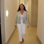 Demet Akbağ Instagram - Tüm Kelebek ekibine, Dünyanın en tuhaf zamanlarını yaşarken, güzel anlar yaşamamıza vesile oldukları için teşekkür ediyorum. Bu "altın kelebek"im de, diğerlerinın yanına, evimde güzel bir köşeye kondu... Tekrar salonlarda buluşalım... @hurriyetkelebek