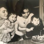 Demet Akbağ Instagram – Sol başta halamın kucağında ben , annemin kucağında Sedef .Babaannemin , annemin asistanlığında yaptığı efsane doğum günü pastasını üfleme sırası ona gelmiş demek ki( kimsenin doğum günü olduğundan değil , sayfamda annemin yanında yer alan karede bir siyah – beyaz olsun istedim) @sedefiybar @benankonaksafranbolu 🌺#tbt❤️