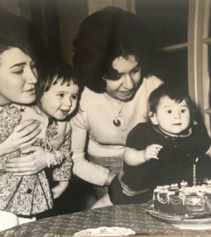 Demet Akbağ Instagram - Sol başta halamın kucağında ben , annemin kucağında Sedef .Babaannemin , annemin asistanlığında yaptığı efsane doğum günü pastasını üfleme sırası ona gelmiş demek ki( kimsenin doğum günü olduğundan değil , sayfamda annemin yanında yer alan karede bir siyah - beyaz olsun istedim) @sedefiybar @benankonaksafranbolu 🌺#tbt❤️