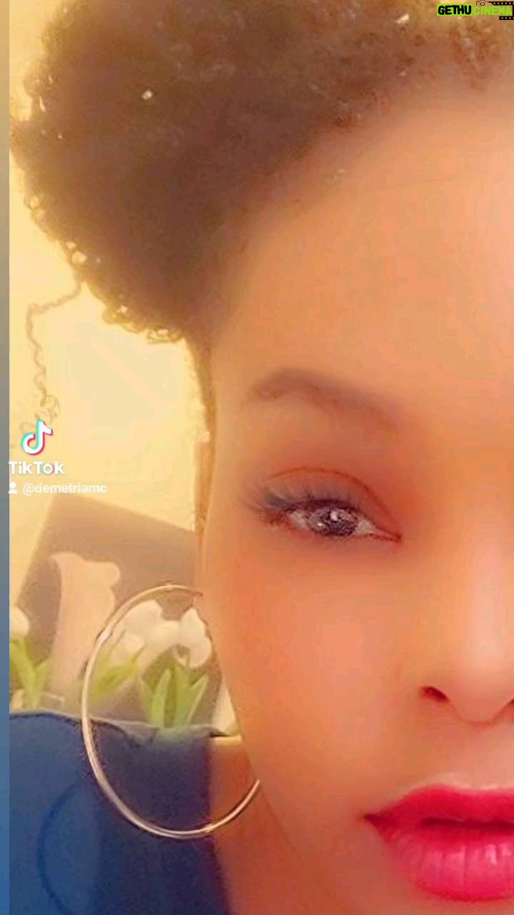 Demetria McKinney Instagram - Chillin while #locdup ! #microlocs #locjourney #locs #naturalhair #spacebuns