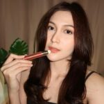 Denira Wiraguna Instagram – Sering memakai make up yang heavy saat shooting, bikin aku lebih suka tampil flawless dan simple di keseharian. Untuk mendapatkan make up look yang flawless dan simple, lipstik otomatis jadi senjata utamaku.

Ngomong-ngomong soal lipstik, belakangan ini aku lagi sukaaaa banget pakai FOCALLURE #AmberGold Airy-Fit Misty Velvet Matte Lipclay. Selain karena mereka punya shades 403&404 yang aku banget, hasil akhirnya juga soft, matte, dan ombre, karena produk ini menggunakan sponge brush sebagai aplikatornya. 

Bener-bener nggak boleh ketinggalan alias harus ada terus di tas aku! Btw kalau kalian ada yang pakai juga, share pengalamannya dong. Plus, kasih tahu aku kalian suka sama shades yang mana. Siapa tahu favorit kita sama ✨✨✨ 

@focallurebeauty @focallurebeautyid #FocallureBeauty #AmberGold #Toolin1