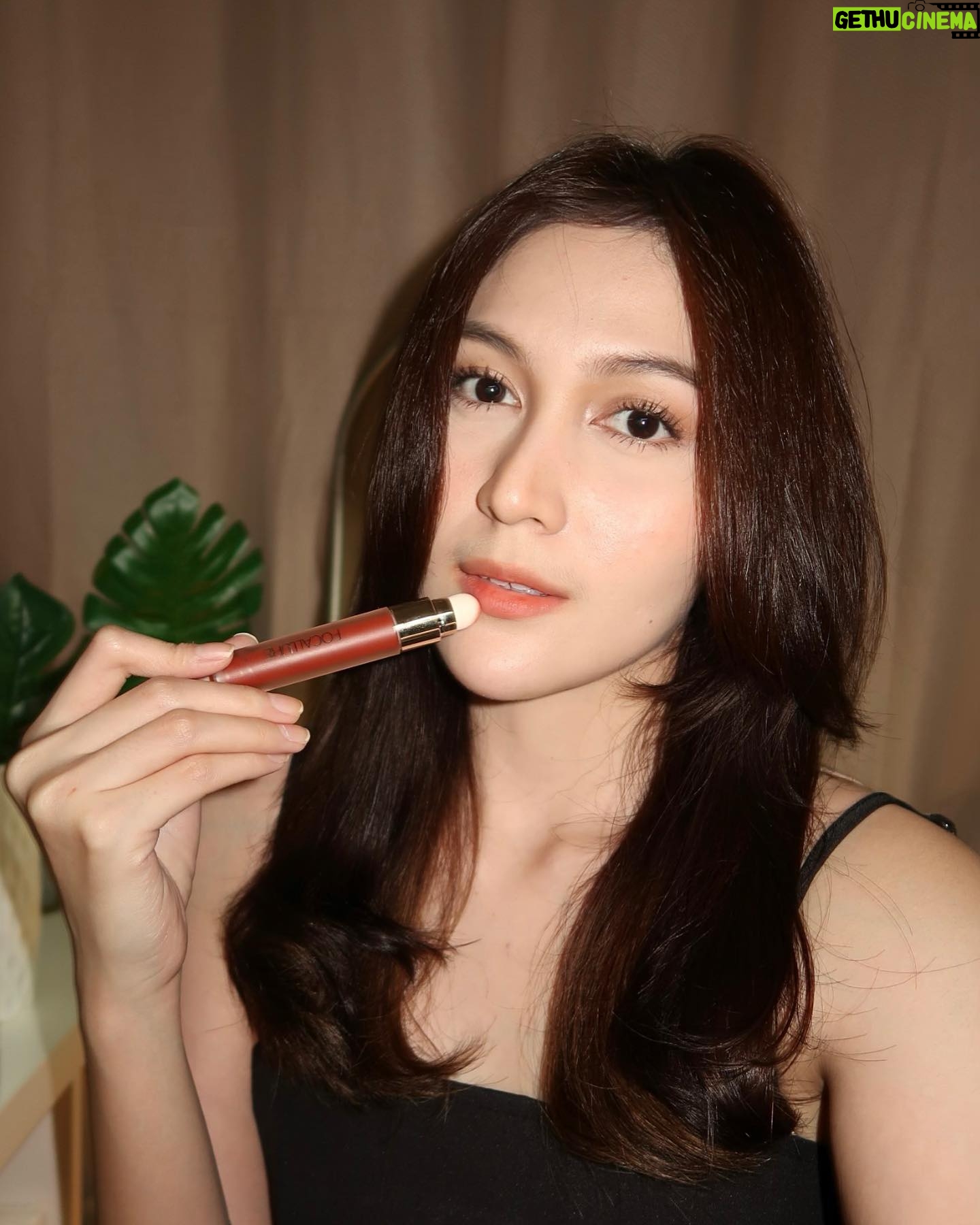 Denira Wiraguna - 10.9K Likes - Sering memakai make up yang heavy saat shooting, bikin aku lebih suka tampil flawless dan simple di keseharian. Untuk mendapatkan make up look yang flawless dan simple, lipstik otomatis jadi senjata utamaku.
Ngomong-ngomong soal lipstik, belakangan ini aku lagi sukaaaa banget pakai FOCALLURE #AmberGold Airy-Fit Misty Velvet Matte Lipclay. Selain karena mereka punya shades 403&404 yang aku banget, hasil akhirnya juga soft, matte, dan ombre, karena produk ini menggunakan sponge brush sebagai aplikatornya.
Bener-bener nggak boleh ketinggalan alias harus ada terus di tas aku! Btw kalau kalian ada yang pakai juga, share pengalamannya dong. Plus, kasih tahu aku kalian suka sama shades yang mana. Siapa tahu favorit kita sama ✨✨✨
@focallurebeauty @focallurebeautyid #FocallureBeauty #AmberGold #Toolin1