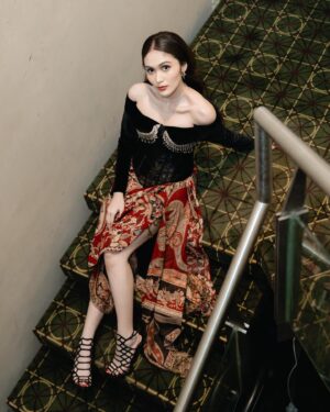 Denira Wiraguna Instagram - Gala premiere last night

Outfit by @mr.janhandrianto
Accecories by @___rumme
Stylist @fandinasutionn 
Makeup @ms_lifa 
Hairdo @ade_ragil_hairdo 
Photo by @snap.nuel