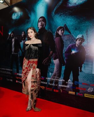 Denira Wiraguna Instagram - Gala premiere last night

Outfit by @mr.janhandrianto
Accecories by @___rumme
Stylist @fandinasutionn 
Makeup @ms_lifa 
Hairdo @ade_ragil_hairdo 
Photo by @snap.nuel