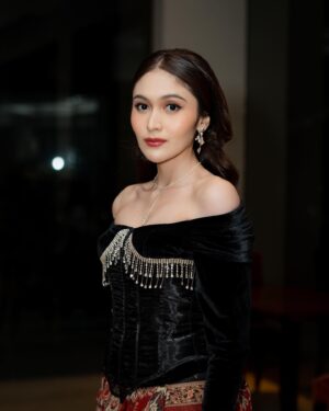 Denira Wiraguna Instagram - Gala premiere last night

Outfit by @mr.janhandrianto
Accecories by @___rumme
Stylist @fandinasutionn 
Makeup @ms_lifa 
Hairdo @ade_ragil_hairdo 
Photo by @snap.nuel