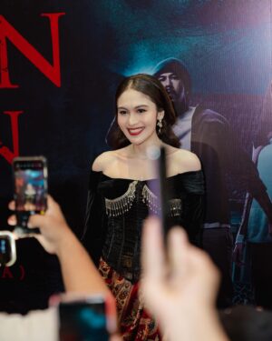 Denira Wiraguna Instagram - Gala premiere last night

Outfit by @mr.janhandrianto
Accecories by @___rumme
Stylist @fandinasutionn 
Makeup @ms_lifa 
Hairdo @ade_ragil_hairdo 
Photo by @snap.nuel