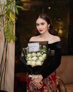 Denira Wiraguna Instagram - Gala premiere last night Outfit by @mr.janhandrianto Accecories by @___rumme Stylist @fandinasutionn Makeup @ms_lifa Hairdo @ade_ragil_hairdo Photo by @snap.nuel