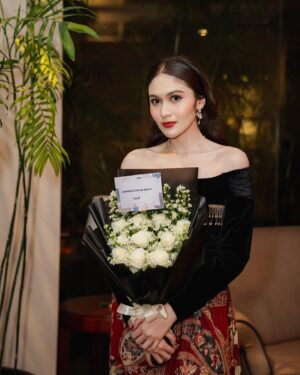 Denira Wiraguna Instagram - Gala premiere last night

Outfit by @mr.janhandrianto
Accecories by @___rumme
Stylist @fandinasutionn 
Makeup @ms_lifa 
Hairdo @ade_ragil_hairdo 
Photo by @snap.nuel