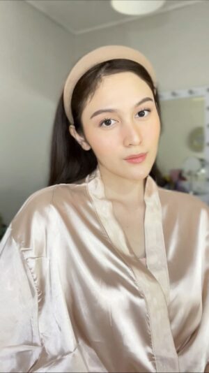 Denira Wiraguna Instagram - Natural makeupLook✨ - Giveaway Alert! 
Siapaa yang mau product scarlett gratis?✨ 

Hadiah : Product-product scarlett

Untuk 3 orang pemenang
1. Follow akun @denirawiraguna 
2. Like & Comment sebanyak2 nya di post ini favorite product kalian dari Scarlett dan alasan nya. Menggunakan hastag #RevealYourBeauty
3. Please do not private your account
4.Setelah itu aku akan pilih comment terbanyak dari kalian, dan yang terpilih bisa dm ke aku yaa alamat kalian.

Note: Pastikan akun nya aktif yaa
Goodluck! 

#RevealYourBeauty 
#HappySkinHappyMe