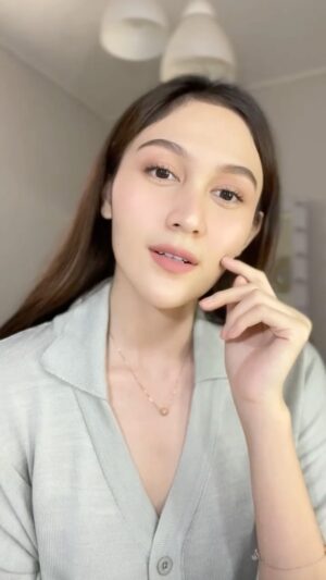 Denira Wiraguna Instagram - Clean makeup look ✨

#DiorBeauty
#BobbiBrownId