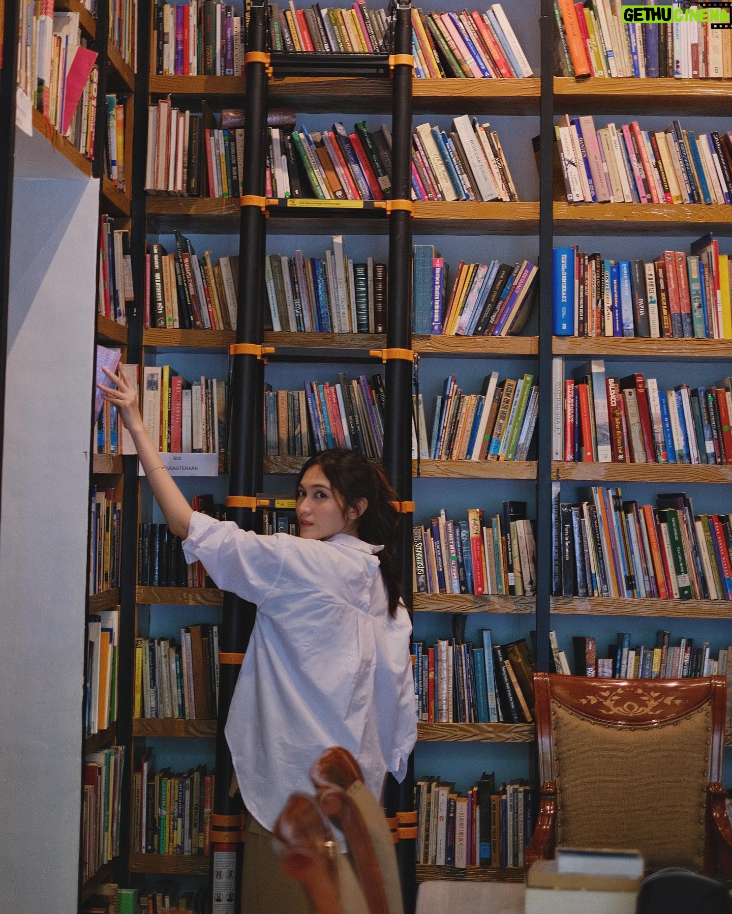 Denira Wiraguna Instagram - Just one more chapter📚
