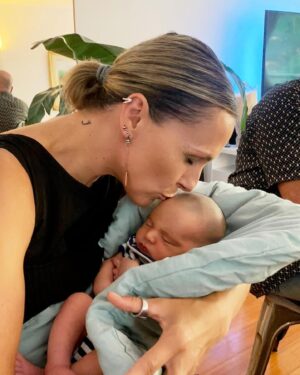 Denise Dumas Instagram - La emoción de finalmente conocer a Noah!!!!! ❤️❤️Tan perfecto y chiquito!!!! Bienvenido!!! Sus papas @fededemichelis y @braulioposternak se animaron a desearlo tan fuerte que lo hicieron posible. No fue fácil, y se hizo esperar pero acá está el rey de la casa a partir de ahora!!! Lo que lo vamos a malcriar!!!! Fede y Brau, es tan lindo verlos papás!!!! Los felicito por tanto amor y tanta lucha. No quiero dejar de nombrar a Eloísa, esa mujer valiente, que puso su vientre en un acto de amor increíble, y a mi amado @drpasqualini @halitusconvos Agunte la familia!!!!! @papas_denoah ❤️❤️❤️🌈
