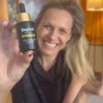 Denise Dumas Instagram - Hoy probamos 🖤 el nuevo serum de @bagovit 🖤 primero con colágeno puro 🌟Aporta luminosidad y firmeza 🌟Unifica el tono 🌟Hidrata la piel y brinda flexibilidad les dejo un tip: usarlo dos veces por día. pueden sumarlo en su rutina de día y de noche 🫶🏼 Lo amé 🖤 Déjenme sus comentarios #ColágenoPuro #BagóvitFacial