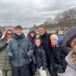 Denise Dumas Instagram - Nuestro primer día en Paris!!! Nosotros seis con mi Mamma (Abu) y mi suegra (Noni) Un sueño que toda vía no puedo creer. Que más puedo pedir!!!! En las historias van los por menores! 😂😂😂 @fran__hola @santinocurtoo @isacurto_ @emitali @campiobra @reneedelger @normacarucci