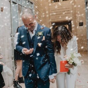 Denise Dumas Instagram - Estuve un poco ausente con tantos eventos familiares muy emocionantes… se casó mi único y amado hermano Max!!! Y así festejamos, con la gente amada, con todos mis hijos y sobrinos juntos. Viajando de sorpresa y viniendo desde lejos. Y ver la felicidad de Max y Marian fue lo más lindo de ese día!!! Que la vida los encuentre siempre así… dispuestos a charlar siempre de lo que sea, compartiendo vinos y risas. Los amo profundamente!!! Por muchas noches largas más!!! Y por seguir viendo lo felices que son juntos!!!! Chin chin!!!
Les comparto algunas fotos de un día de corridas entre comida rica y el civil.. ida y vuelta hasta la noche.
@maxdumas66 @tortamariana @campiobra @isacurto_ @santinocurtoo @emmaa.campii @fran__hola @reneedelger