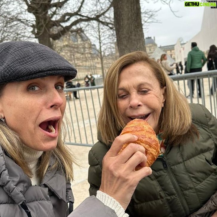 Denise Dumas Instagram - Nuestro primer día en Paris!!! Nosotros seis con mi Mamma (Abu) y mi suegra (Noni) Un sueño que toda vía no puedo creer. Que más puedo pedir!!!! En las historias van los por menores! 😂😂😂 @fran__hola @santinocurtoo @isacurto_ @emitali @campiobra @reneedelger @normacarucci