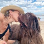 Denise Dumas Instagram - Rocco conoció el mar. Por su raza creí que iba a ser Baywatch pero resultó que no tenía el don!!!! Jajajaja! Una ola lo pasó por arriba y terminó su amor por el mar… lo que le gustó mucho es mirarlo! Jajjaja! ❤️