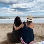 Denise Dumas Instagram - Rocco conoció el mar. Por su raza creí que iba a ser Baywatch pero resultó que no tenía el don!!!! Jajajaja! Una ola lo pasó por arriba y terminó su amor por el mar… lo que le gustó mucho es mirarlo! Jajjaja! ❤️