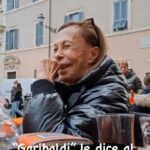 Denise Dumas Instagram - No se la pierdan!!!🤪🍹Mamma de nuevo haciendo de guía turística. Quiere explicar que estamos en el barrio Trastevere y qué hay una estatua de Garibaldi que dice abajo “Roma o muerte “ No sé si lo exlicó bien… jajajaj! Dijo cualquier cosa pero había tomado aperol!!!!!! 🍹🍹🍹Jajaja! @reneedelger