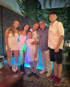 Denise Dumas Instagram - Feliz 2023 para todos!!!!!! Que sea un gran año ! !!!!❤️❤️❤️❤️❤️🍷Así pasamos en familia y con amigos… nada es más importante que eso! Agradeciendo y deseando lo mejor para todos!!!