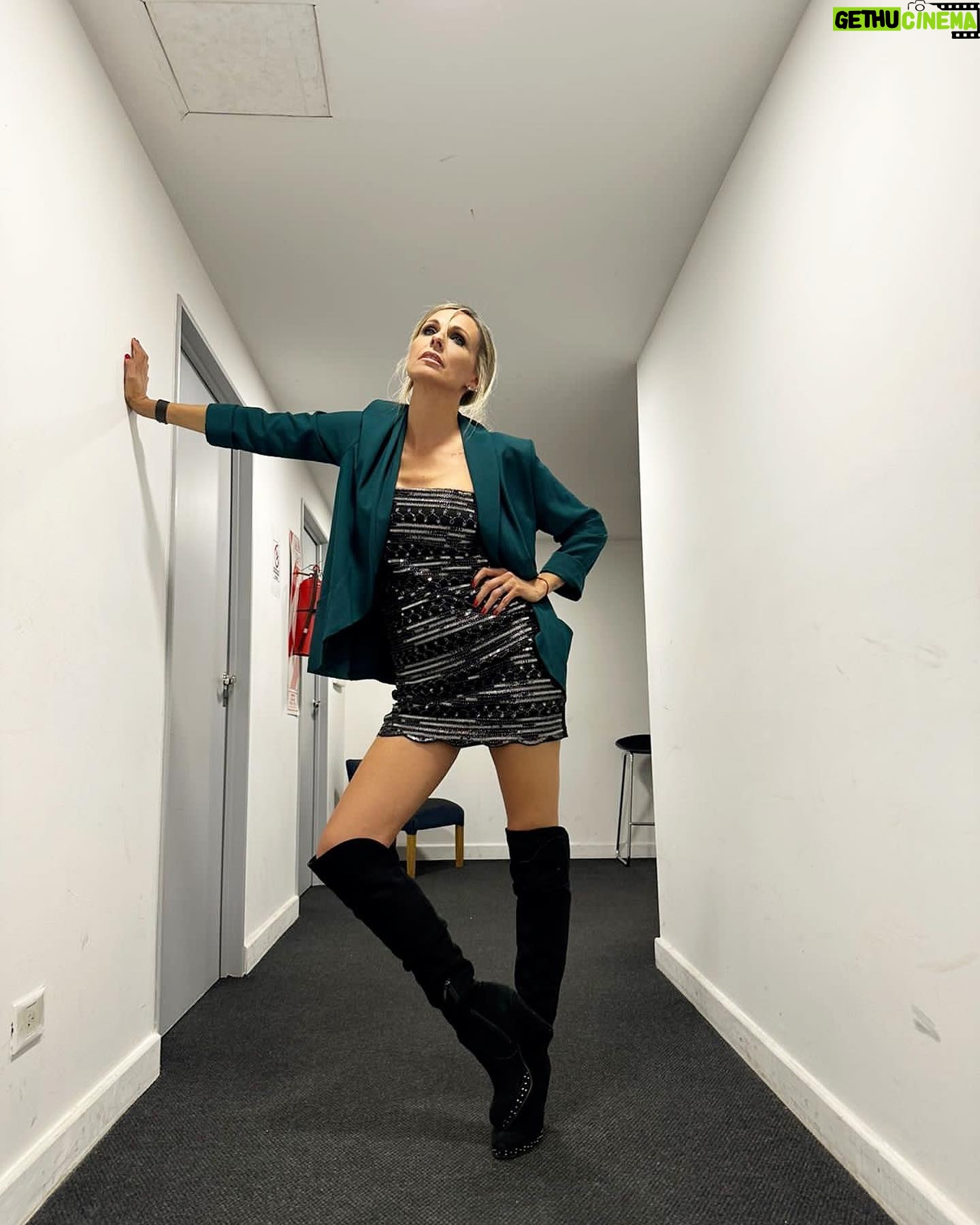 Denise Dumas Instagram - Gracias por acompañarnos cada fin de semana en el Debate del Bailando!!!!! ❤️💕Me encanta hacer este programa!!! Fotos que quedaron del domingo.. Fotografo moderno @latobaok Jajaja! @eldebatedelbailando @americatv