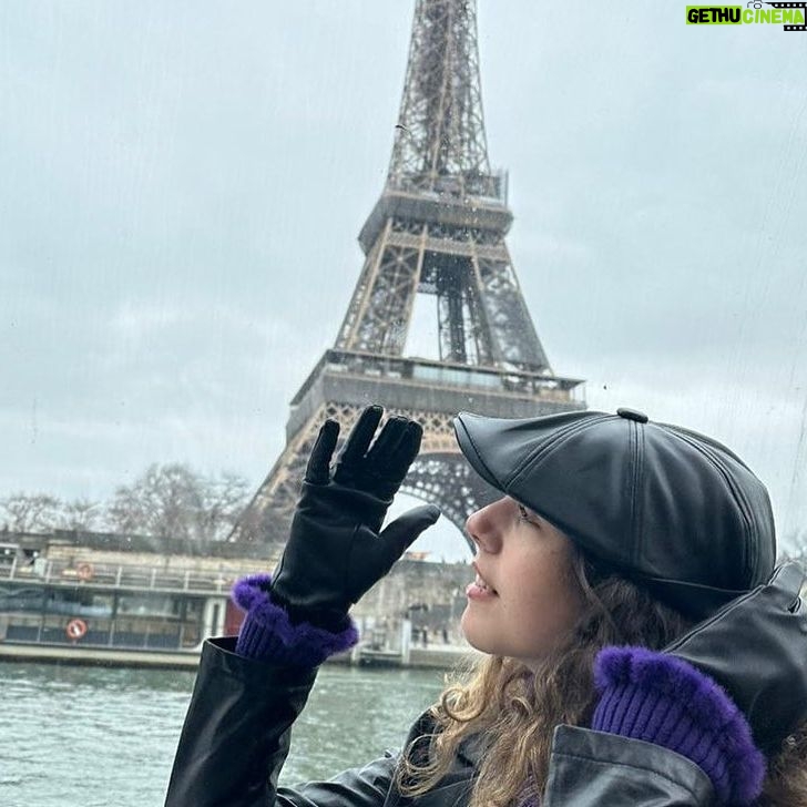Denise Dumas Instagram - Nuestro primer día en Paris!!! Nosotros seis con mi Mamma (Abu) y mi suegra (Noni) Un sueño que toda vía no puedo creer. Que más puedo pedir!!!! En las historias van los por menores! 😂😂😂 @fran__hola @santinocurtoo @isacurto_ @emitali @campiobra @reneedelger @normacarucci