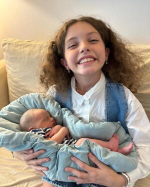 Denise Dumas Instagram - La emoción de finalmente conocer a Noah!!!!! ❤️❤️Tan perfecto y chiquito!!!! Bienvenido!!! Sus papas @fededemichelis y @braulioposternak se animaron a desearlo tan fuerte que lo hicieron posible. No fue fácil, y se hizo esperar pero acá está el rey de la casa a partir de ahora!!! Lo que lo vamos a malcriar!!!! Fede y Brau, es tan lindo verlos papás!!!! Los felicito por tanto amor y tanta lucha. No quiero dejar de nombrar a Eloísa, esa mujer valiente, que puso su vientre en un acto de amor increíble, y a mi amado @drpasqualini @halitusconvos Agunte la familia!!!!! @papas_denoah ❤️❤️❤️🌈