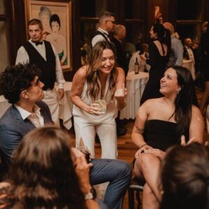 Denise Dumas Instagram - Estuve un poco ausente con tantos eventos familiares muy emocionantes… se casó mi único y amado hermano Max!!! Y así festejamos, con la gente amada, con todos mis hijos y sobrinos juntos. Viajando de sorpresa y viniendo desde lejos. Y ver la felicidad de Max y Marian fue lo más lindo de ese día!!! Que la vida los encuentre siempre así… dispuestos a charlar siempre de lo que sea, compartiendo vinos y risas. Los amo profundamente!!! Por muchas noches largas más!!! Y por seguir viendo lo felices que son juntos!!!! Chin chin!!!
Les comparto algunas fotos de un día de corridas entre comida rica y el civil.. ida y vuelta hasta la noche.
@maxdumas66 @tortamariana @campiobra @isacurto_ @santinocurtoo @emmaa.campii @fran__hola @reneedelger