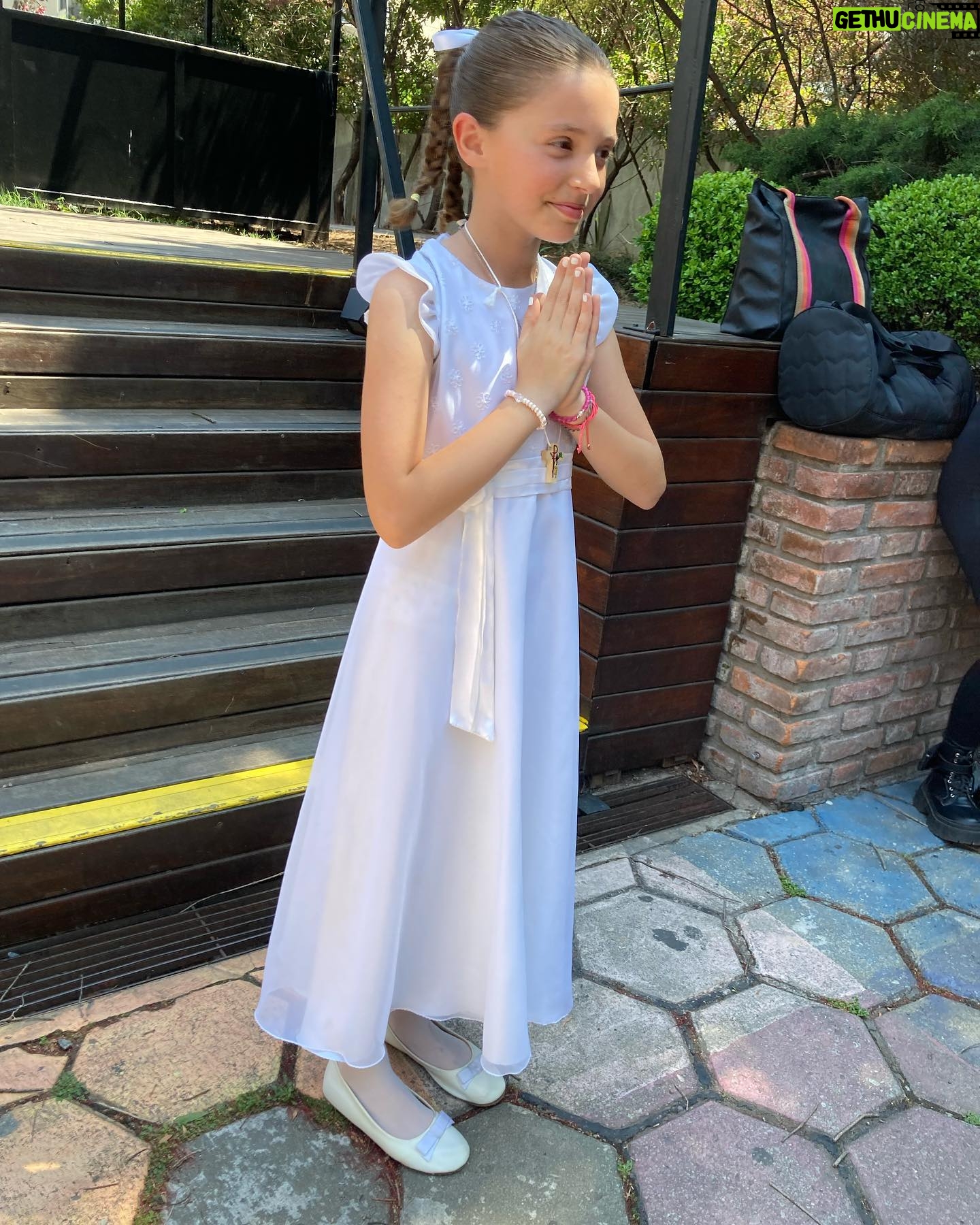 Denise Dumas Instagram - Un d铆a muy importante para nosotros..Primera comuni贸n de Fran!!! 馃檹 Mucha emoci贸n y festejo con familia y amigos!! Candy @reinalolaeventos