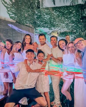 Denise Dumas Instagram - Feliz 2023 para todos!!!!!! Que sea un gran año ! !!!!❤️❤️❤️❤️❤️🍷Así pasamos en familia  y con amigos… nada es más importante que eso! Agradeciendo y deseando lo mejor para todos!!!