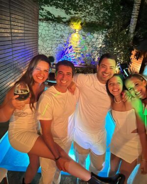 Denise Dumas Instagram - Feliz 2023 para todos!!!!!! Que sea un gran año ! !!!!❤️❤️❤️❤️❤️🍷Así pasamos en familia  y con amigos… nada es más importante que eso! Agradeciendo y deseando lo mejor para todos!!!