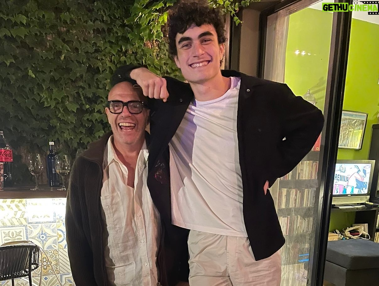 Denise Dumas Instagram - Feliz navidad!!!! En familia con bailes, festejos, cartas y muchos abrazos!!!! Las abuelas…la protagonistas! Se bailaron todo! Jajaj! ❤️❤️ Felicidades y mucha paz!!!❤️